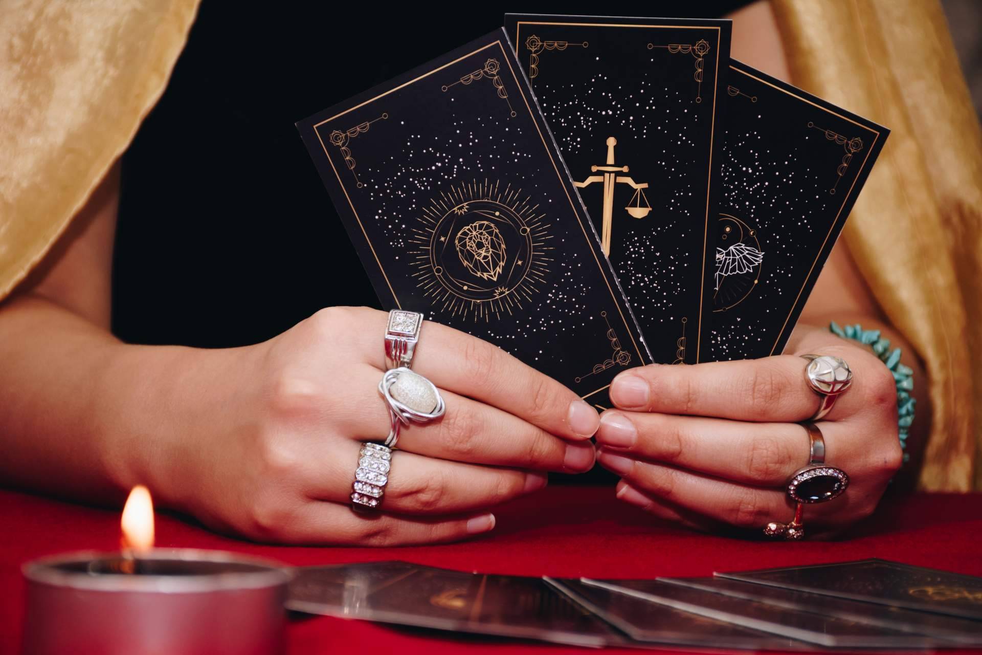 Tarot de Luz María ofrece videncia 24h