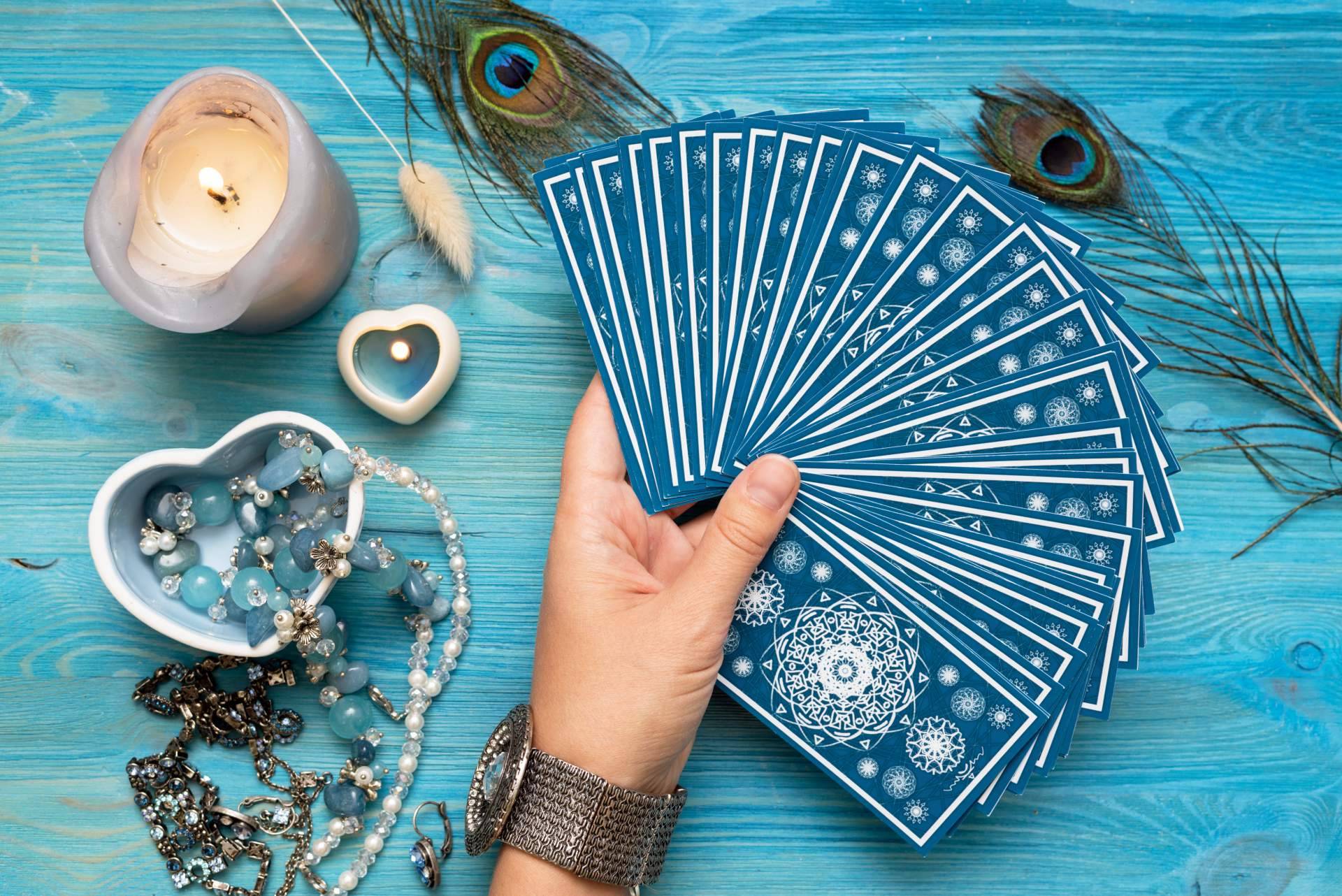¿Cuáles son los retos de los profesionales del tarot para generar confianza? Fiscalidad vs economía sumergida