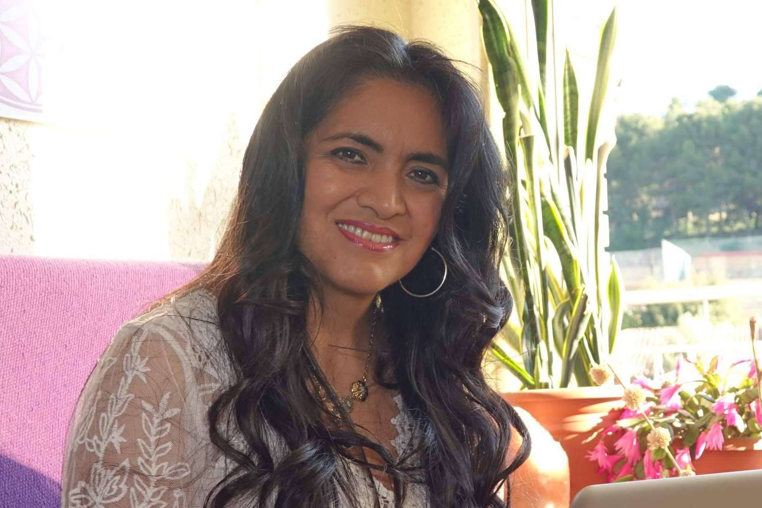Presentación de los próximos eventos que celebrará en febrero en Barcelona y Madrid la experta en viaje espiritual Iris, Mujer Arcoiris