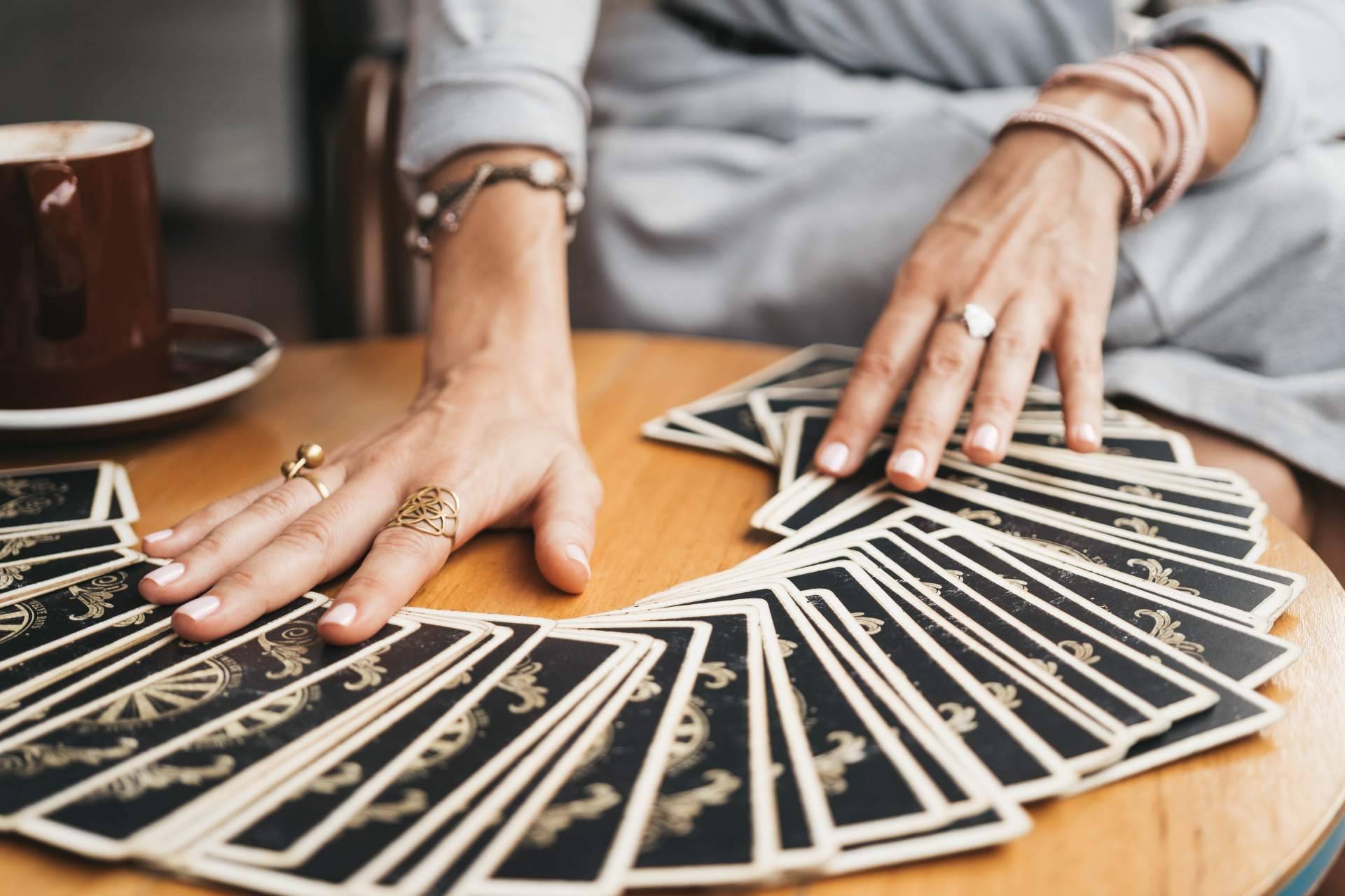 Tarot y videncia telefónica con Astros de Luz