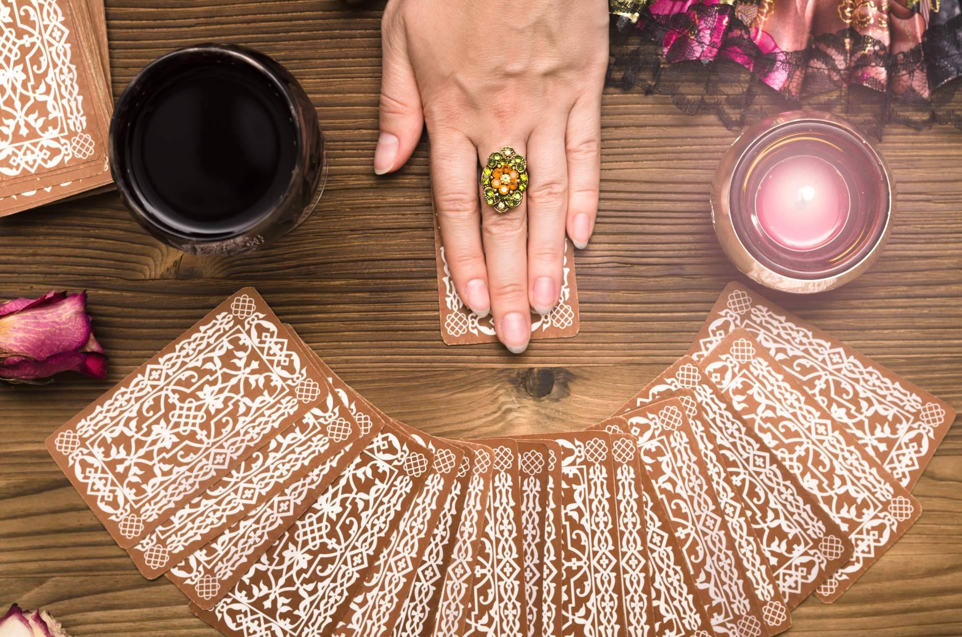 Descubrir los beneficios del tarot evolutivo terapéutico, en el máster de la Escuela Diana López Iriarte