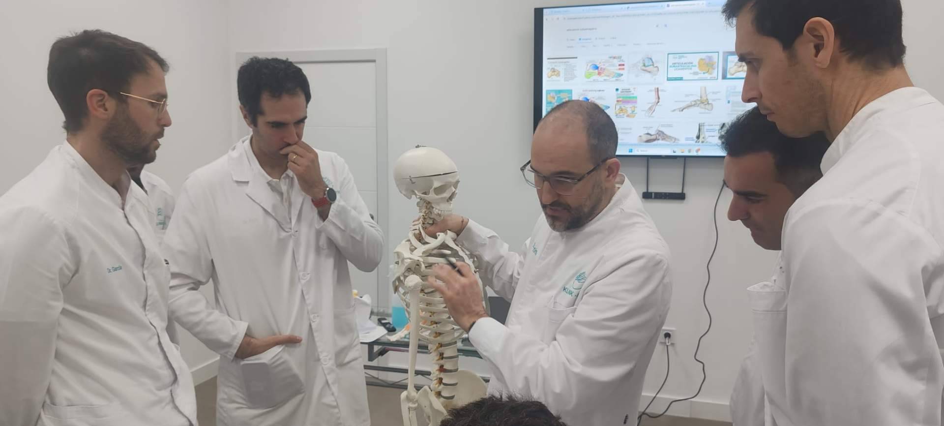 El error que cometen miles de pacientes con dolor de hombro y que puede llevarles a operarse sin necesitarlo