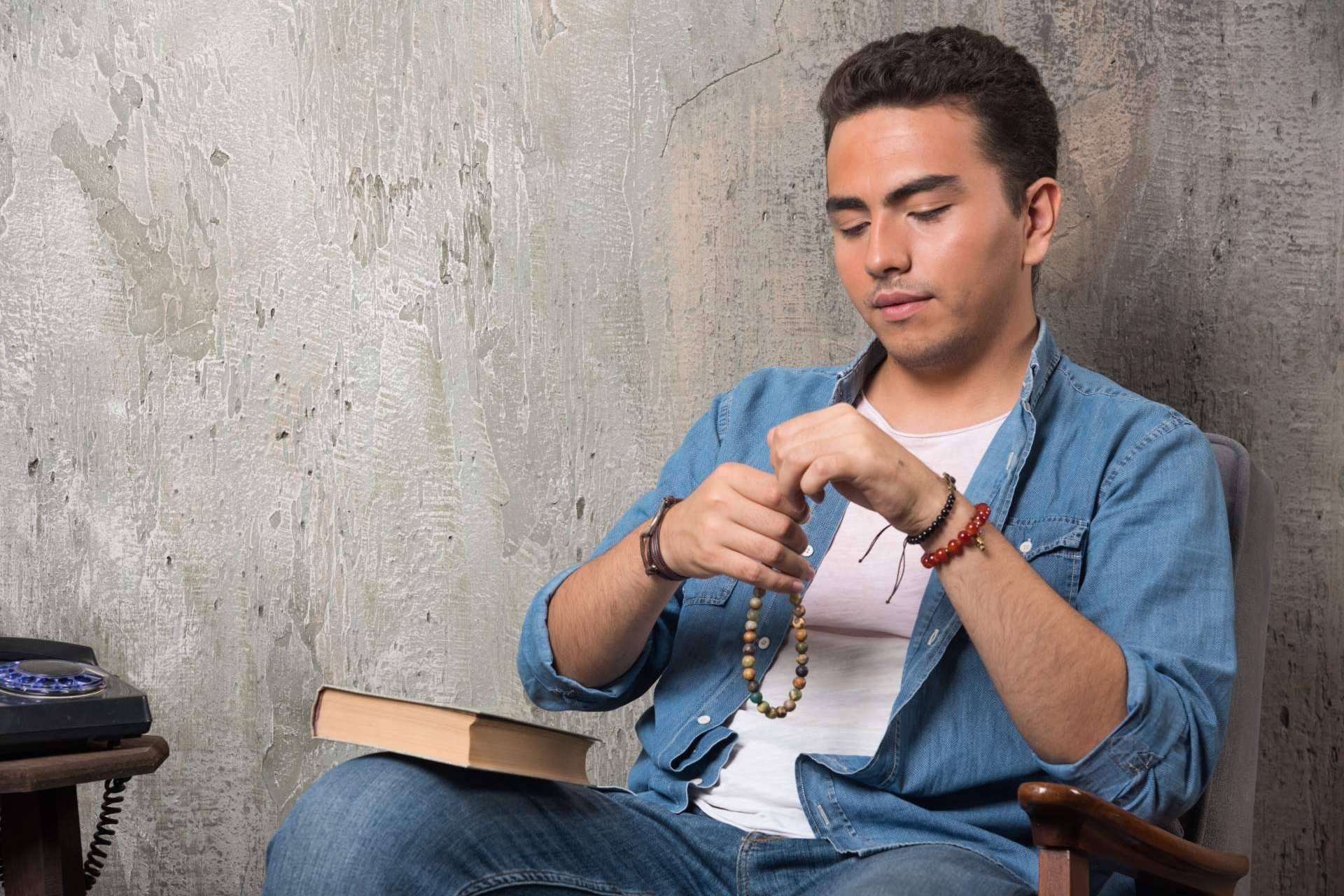 Los jóvenes españoles han convertido la fe en su accesorio personal